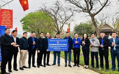 Đoàn Thanh niên Bộ GTVT mang điện thắp sáng đường quê