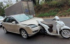 Ô tô tông xe máy dính chặt nhau trên đường, bố tử vong, con bị thương