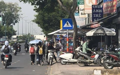 Vỉa hè ở TP Thủ Đức quá “xa xỉ” với người đi bộ