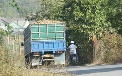 Xử lý tình trạng xe chở mì có dấu hiệu chở quá tải trên Tỉnh lộ 675