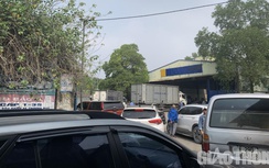 Tái diễn cảnh người dân xếp hàng từ đêm chờ kiểm định xe ở Hà Nội