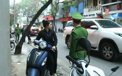 Ra quân dẹp loạn vỉa hè: Tiểu thương và người dân dắt xe, bê đồ bỏ chạy