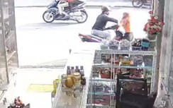 Bị móc túi, người phụ nữ giằng co giật chìa khóa xe máy của tên cướp