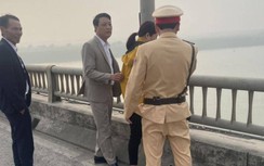 Cô gái lên cầu Yên Lệnh tự tử được CSGT cứu kịp thời
