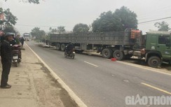 Video TNGT 3/3: Người đàn ông đi xe máy tử vong sau va chạm với xe đầu kéo