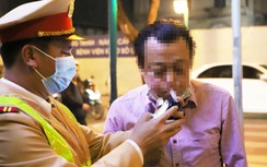 Dừng 300 xe phát hiện 2 vi phạm nồng độ cồn, tài xế năn nỉ xin bỏ qua