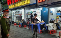 Dẹp lấn chiếm vỉa hè: Công an có mặt, chủ quán bê đồ chạy tán loạn