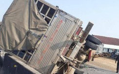 Lật xe tải, giao thông trên QL1A qua Quảng Nam gặp khó