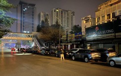 Chỉ còn 10 trạm hoạt động, người Hà Nội xếp hàng trong đêm chờ đăng kiểm