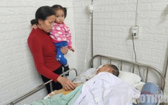 Bố liệt giường sau TNGT, con gái 2 tuổi thầm thì: “Bố cháu đang ngủ!”