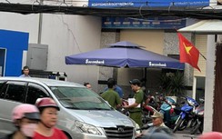 Tạm giữ 2 đối tượng dùng súng cướp ngân hàng “hụt” ở TP.HCM