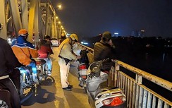 Vẫn chưa tìm thấy nam thanh niên bỏ xe máy rồi nhảy cầu Chương Dương tự tử