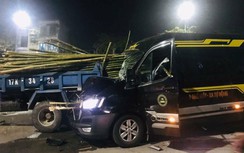 Tông xe chở luồng đỗ ven đường, ô tô limousine bị đâm xuyên thủng kính