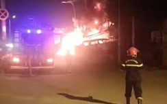 Cháy lớn bãi phế liệu lan sang thiêu trơ khung xe ô tô đậu gần đó