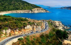 Bạt núi mở đường ven biển đẹp như tranh