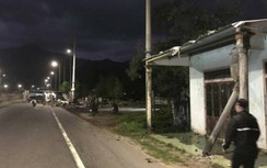 Video TNGT 7/3: Xe tải mất lái lao vào nhà dân, lật nhào giữa đường