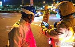 Gọi điện cầu cứu bất thành, lái xe ngậm ngùi kí biên bản