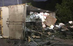 Ô tô tải đâm gãy cột hiên nhà dân, lật nhào trên QL1 qua Thừa Thiên Huế