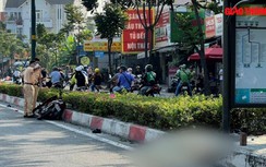 Video TNGT 8/3: Nữ sinh tử vong sau khi đi xe máy tông vào dải phân cách