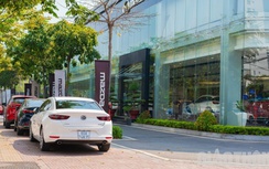 Vỉa hè ở TP.HCM bị các showroom ô tô thi nhau lấn chiếm làm bãi đỗ xe