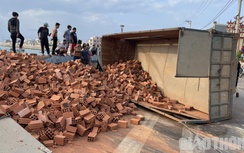 Video TNGT 10/3: Xe tải chở gạch lao xuống dốc, tài xế tử vong