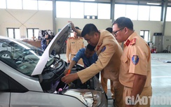 CSGT sát cánh cùng đăng kiểm viên nỗ lực phục vụ nhân dân