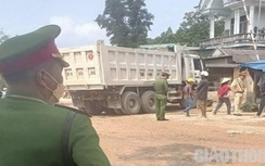 Video TNGT 11/3: Cô gái trẻ tử vong sau cú va chạm với xe tải