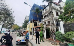 Di chuyển "tháp Paris" cao hàng chục mét chình ình giữa vỉa hè Hà Nội