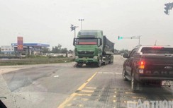 Xe đầu kéo va chạm xe đạp điện giữa ngã tư có đèn tín hiệu, 1 người tử vong