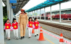 CSGT Ninh Bình hướng dẫn ATGT thực tế cho học sinh mầm non