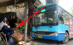 Xe buýt bất ngờ lao vào quán bún chả, 2 người nhập viện cấp cứu
