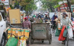 Xe rác "chềnh ềnh" giờ cao điểm, đường Hà Nội vừa ùn tắc, vừa nhếch nhác