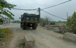 Xe tải trọng lớn rầm rập chạy, đường đê biển Thái Bình nát như ruộng cày