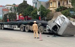 Video TNGT 16/3: Xe đầu kéo gãy gục cabin sau khi phanh gấp tránh xe máy