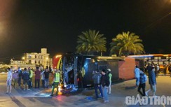 Xe khách lật ngang sau cú va chạm xe tải, 13 người bị thương