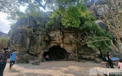 Động Hồ Công bị xâm hại: Nhiều pho tượng, bệ gạch "xuất hiện" trái phép