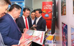 Nhộn nhịp gian hàng Báo Giao thông tại Hội Báo toàn quốc 2023