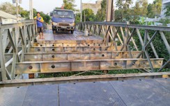 Xe cộ ùn tắc vì cầu chính bị tháo dỡ, cầu tạm chưa xong