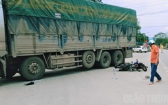 Video TNGT 18/3: Va chạm xe tải, người đi xe máy thoát chết trong gang tấc