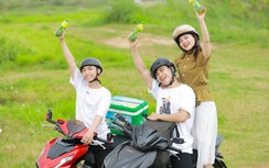Người trẻ thưởng thức trà xanh để giải tỏa căng thẳng sau mùa lễ hội