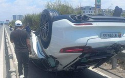 Tài xế xe Porsche tông nhiều xe máy rồi lật ngửa trên đường dẫn cao tốc