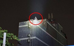 Kẻ trộm cố thủ trên sân thượng quán karaoke 5 tầng khi bị cảnh sát truy bắt