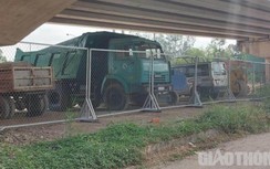 Một doanh nghiệp ở Sóc Trăng rào gầm cầu bằng lưới B40 làm bãi đỗ xe