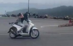 Bất ngờ mối quan hệ của đôi nam nữ "làm xiếc" với xe SH khi qua đèo Hải Vân