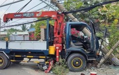 Video TNGT 21/3: Xe tải cẩu mất lái tông trúng xe máy khiến 1 người tử vong