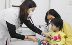 Hà Nội tăng đột biến bệnh nhi thuỷ đậu, bác sĩ chỉ loạt cách kiêng kị sai