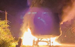 Ô tô đầu kéo bốc cháy ngùn ngụt trên QL9