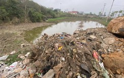 Cận cảnh "núi" chất thải đổ trộm ven đường nối cao tốc, lấp kín cả đầm nước