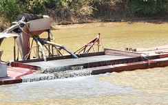 Tàu hết đăng kiểm ngang nhiên khai thác cát trên sông Krông Ana