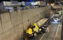 Lật xe container trong hầm chui ngã tư Vũng Tàu